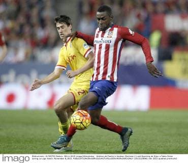 Atletico de Madrid s Jackson Martinez (r) and Sporting de Gijon s Pablo Perez during La Liga match. November 8,2015.  (2015110896)