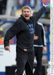 Paderborn, Deutschland 08. November 2015: 2. Bundesliga 15 16 - SC Paderborn vs. 1. FC Heidenheim Trainer Stefan Effenberg (Paderborn) unzufrieden enttäuscht enttaeuscht niedergeschlagen. mt