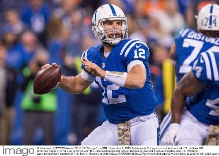 November 8, 2015: Indianapolis Colts quarterback Andrew Luck (12) during a NFL American Football Herren USA game between the Indianapolis Colts and Denver Broncos at Lucas Oil Stadium in Indianapolis, IN. (Photo by Zach Bolinger Icon Sportswire) NFL: NOV 08 Broncos at Colts Icon1511082349 EDITORIAL USE ONLY