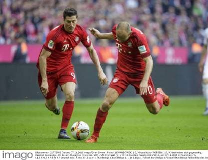 Robert LEWANDOWSKI ( 9, M) und Arjen ROBBEN ( 10, M) behindern sich gegenseitig. Fussball Bundesliga, FC Bayern Muenchen (München) (M) - VfB Stuttgart (S) 4:0, 12.Spieltag, Saison 2015 2016, am 07.11.2015 in Muenchen A L L I A N Z A R E N A Deutschland. Â