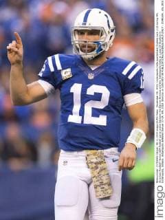November 08, 2015: Indianapolis Colts quarterback Andrew Luck (12) during NFL American Football Herren USA football game action between the Denver Broncos and the Indianapolis Colts at Lucas Oil Stadium in Indianapolis, Indiana. Indianapolis defeated Denver 27-24. NFL 2015: Broncos vs Colts NOV 08 - ZUMAc04_