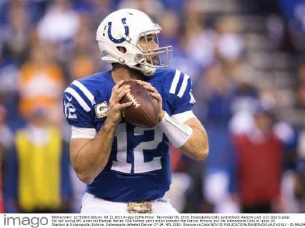 November 08, 2015: Indianapolis Colts quarterback Andrew Luck (12) sets to pass the ball during NFL American Football Herren USA football game action between the Denver Broncos and the Indianapolis Colts at Lucas Oil Stadium in Indianapolis, Indiana. Indianapolis defeated Denver 27-24. NFL 2015: Broncos vs Colts NOV 08 - ZUMAc04_