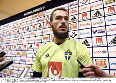 151109 Sveriges Emir Kujovic blir intervjuad innan en träning med Sveriges fotbollslandslag den 9 november 2015 i Stockholm  Copyright: JOHANNAxLUNDBERG BB151109JL027