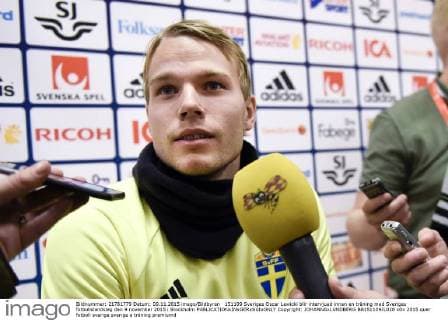 151109 Sveriges Oscar Lewicki blir intervjuad innan en träning med Sveriges fotbollslandslag den 9 november 2015 i Stockholm  Copyright: JOHANNAxLUNDBERG BB151109JL028
