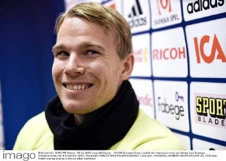 151109 Sveriges Oscar Lewicki blir intervjuad innan en träning med Sveriges fotbollslandslag den 9 november 2015 i Stockholm  Copyright: JOHANNAxLUNDBERG BB151109JL029