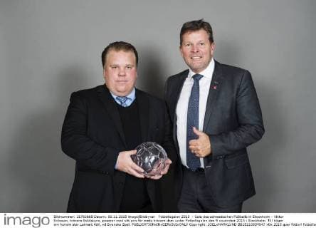 Fotbollsgalan 2015 - Gala des schwedischen Fußballs in Stockholm - Viktor Eriksson, tränare Eskilstuna, poserar med sitt pris för arets tränare dam under Fotbollsgalan den 9 november 2015 i Stockholm. Till höger om honom star Lennart Käll, vd Svenska Spel.  Copyright: JOELxMARKLUND BB151109JM047