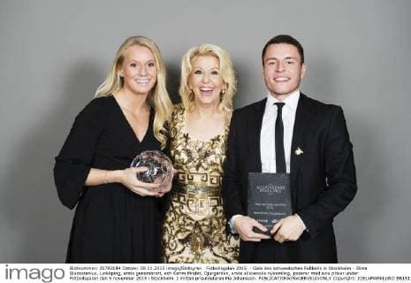 Fotbollsgalan 2015 - Gala des schwedischen Fußballs in Stockholm - Stina Blackstenius, Linköping, arets genombrott, och Kerim Mrabti, Djurgarden, arets allsvenska nykomling, poserar med sina priser under Fotbollsgalan den 9 november 2015 i Stockholm. I mitten prisutdelaren Pia Johansson.  Copyright: JOELxMARKLUND BB151109JM054