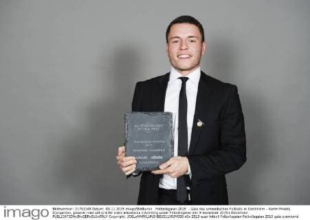 Fotbollsgalan 2015 - Gala des schwedischen Fußballs in Stockholm - Kerim Mrabti, Djurgarden, poserar med sitt pris för arets allsvenska nykomling under Fotbollsgalan den 9 november 2015 i Stockholm.  Copyright: JOELxMARKLUND BB151109JM058