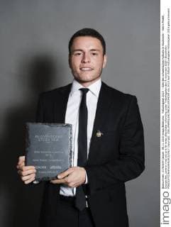 Fotbollsgalan 2015 - Gala des schwedischen Fußballs in Stockholm - Kerim Mrabti, Djurgarden, poserar med sitt pris för arets allsvenska nykomling under Fotbollsgalan den 9 november 2015 i Stockholm.  Copyright: JOELxMARKLUND BB151109JM059