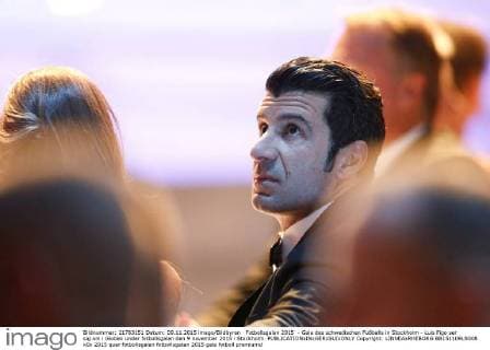 Fotbollsgalan 2015 - Gala des schwedischen Fußballs in Stockholm - Luis Figo ser sig om i Globen under fotbollsgalan den 9 november 2015 i Stockholm.  Copyright: LINNEAxRHEBORG BB151109LN008