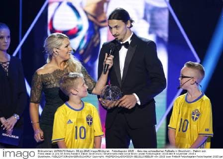 Fotbollsgalan 2015 - Gala des schwedischen Fußballs in Stockholm - Melwin och Frank delar ut pris till Arets forward Zlatan Ibrahimovic tillsammans med Anna Brolin under Fotbollsgalan 2015 den 9 november 2015 i Stockholm.  Copyright: ANDREASxLxERIKSSON BB151109BB189