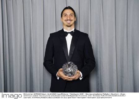 Fotbollsgalan 2015 - Gala des schwedischen Fußballs in Stockholm - Zlatan Ibrahimovic poserar med sitt pris för arets forward under Fotbollsgalanden 9 november 2015 i Stockholm  Copyright: JOHANNAxLUNDBERG BB151109JL090