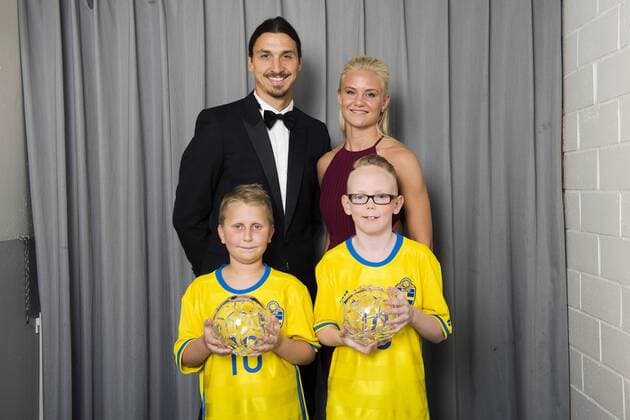 Fotbollsgalan 2015 - Gala des schwedischen Fußballs in Stockholm - Zlatan Ibrahimovic och Pernille Harder poserar med sina pris för arets forward tillsammans med Melwin Löwdahl och Frank Johansson under Fotbollsgalan den 9 november 2015 i Stockholm  Copyright: JOHANNAxLUNDBERG BB151109JL092