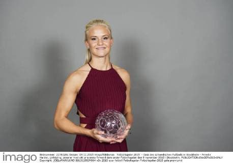 Fotbollsgalan 2015 - Gala des schwedischen Fußballs in Stockholm - Pernille Harder, Linköping, poserar med sitt pris arets forward dam under Fotbollsgalan den 9 november 2015 i Stockholm.  Copyright: JOELxMARKLUND BB151109JM064