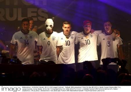 Fußball, DFB präsentiert Trikot für die EM 2016 in Berlin Rapper Rapmusiker Cro, Lukas Podolski, Jonas Hector, Emre Can Trikotpräsentation für EURO 2016 Frankreich Fußball Fussball DFB Nationalmannschaft Saison 2015 2016 09.11.2015 Deutschland