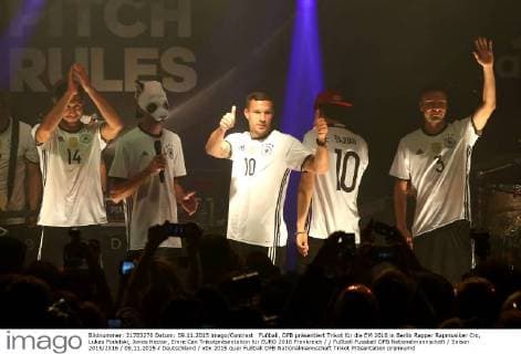Fußball, DFB präsentiert Trikot für die EM 2016 in Berlin Rapper Rapmusiker Cro, Lukas Podolski, Jonas Hector, Emre Can Trikotpräsentation für EURO 2016 Frankreich Fußball Fussball DFB Nationalmannschaft Saison 2015 2016 09.11.2015 Deutschland