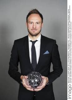 Fotbollsgalan 2015 - Gala des schwedischen Fußballs in Stockholm - Andreas Granqvist, Krasnodar, poserar med sitt pris för arets back under Fotbollsgalan den 9 november 2015 i Stockholm.  Copyright: JOELxMARKLUND BB151109JM066