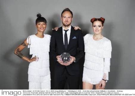 Fotbollsgalan 2015 - Gala des schwedischen Fußballs in Stockholm - Andreas Granqvist, Krasnodar, poserar med sitt pris för arets back under Fotbollsgalan den 9 november 2015 i Stockholm. Vid sidan om honom prisutdelarna Aino Jawo och Caroline Hjelt fran Icona Pop.  Copyright: JOELxMARKLUND BB151109JM067