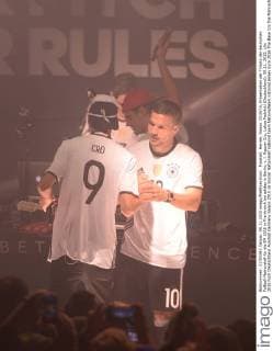 Fussball, Herren, Saison 2015 16, Präsentation der Trikots der deutschen Fußball-Nationalelf für die EM 2016 in Frankreich bei adidas in Berlin, v. l. Rapper Cro, Lukas Podolski (Deutschland), 09.11. 2015,