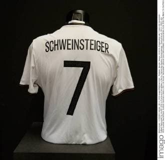 Fussball, Herren, Saison 2015 16, Präsentation der Trikots der deutschen Fußball-Nationalelf für die EM 2016 in Frankreich bei adidas in Berlin, Heimtrikot Bastian Schweinsteiger (Deutschland), 09.11. 2015,