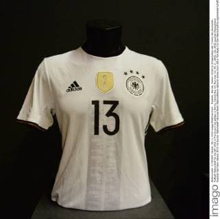 Fussball, Herren, Saison 2015 16, Präsentation der Trikots der deutschen Fußball-Nationalelf für die EM 2016 in Frankreich bei adidas in Berlin, Heimtrikot mit Nummer 13, 09.11. 2015,