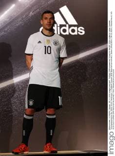Fußball, DFB präsentiert Trikot für die EM 2016 in Berlin Lukas Podolski Trikotpräsentation für EURO 2016 Frankreich Fußball Fussball DFB Nationalmannschaft Saison 2015 2016 09.11.2015 Deutschland