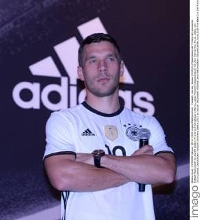 Fussball, Herren, Saison 2015 16, Präsentation der Trikots der deutschen Fußball-Nationalelf für die EM 2016 in Frankreich bei adidas in Berlin, Lukas Podolski (Deutschland) mit dem Heimtrikot, 09.11. 2015,
