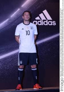 Fussball, Herren, Saison 2015 16, Präsentation der Trikots der deutschen Fußball-Nationalelf für die EM 2016 in Frankreich bei adidas in Berlin, Lukas Podolski (Deutschland) mit dem Heimtrikot, 09.11. 2015,