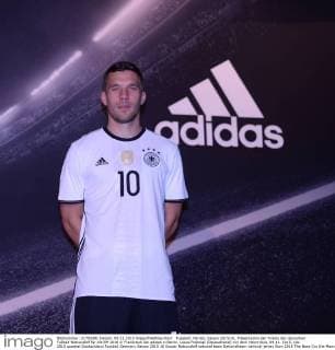 Fussball, Herren, Saison 2015 16, Präsentation der Trikots der deutschen Fußball-Nationalelf für die EM 2016 in Frankreich bei adidas in Berlin, Lukas Podolski (Deutschland) mit dem Heimtrikot, 09.11. 2015,