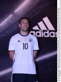 Fussball, Herren, Saison 2015 16, Präsentation der Trikots der deutschen Fußball-Nationalelf für die EM 2016 in Frankreich bei adidas in Berlin, Lukas Podolski (Deutschland) mit dem Heimtrikot, 09.11. 2015,