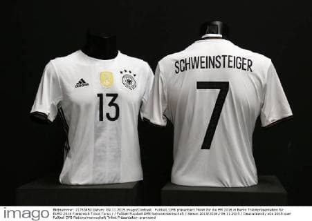 Fußball, DFB präsentiert Trikot für die EM 2016 in Berlin Trikotpräsentation für EURO 2016 Frankreich Trikot Torso Fußball Fussball DFB Nationalmannschaft Saison 2015 2016 09.11.2015 Deutschland