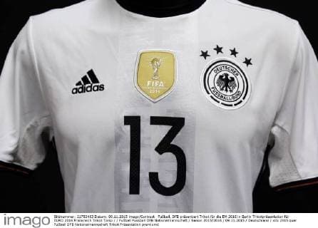 Fußball, DFB präsentiert Trikot für die EM 2016 in Berlin Trikotpräsentation für EURO 2016 Frankreich Trikot Torso Fußball Fussball DFB Nationalmannschaft Saison 2015 2016 09.11.2015 Deutschland