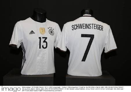 Fußball, DFB präsentiert Trikot für die EM 2016 in Berlin GER, DFB, EM-NATIONALTRIKOT 09.11.2015, Berlin, Berlin, GER, DFB, EM-NATIONALTRIKOT, im Bild Spieler Lukas Podolski, Jonas Hector und Emre Can nphxEngler