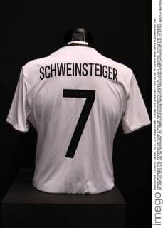 Fußball, DFB präsentiert Trikot für die EM 2016 in Berlin Berlin Rueckenansicht des neuen Heimspieltrikots, Vorstellung des neuen Trikots der Nationalmannschaft, Fussball, 09.11.2015, Copyright: Hundt Eibner-Pressefoto EP_MHT
