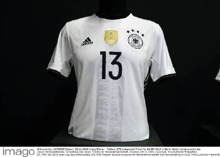 Fußball, DFB präsentiert Trikot für die EM 2016 in Berlin Berlin Vorderansicht des neuen Heimspieltrikots, Vorstellung des neuen Trikots der Nationalmannschaft, Fussball, 09.11.2015, Copyright: Hundt Eibner-Pressefoto EP_MHT