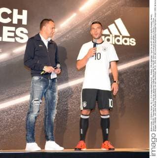 Fußball, DFB präsentiert Trikot für die EM 2016 in Berlin Fussball, Herren, Saison 2015 16, Präsentation der Trikots der deutschen Fußball-Nationalelf für die EM 2016 in Frankreich bei adidas in Berlin, v. l. Oliver Brüggen (Adidas) und Lukas Podolski (Deutschland) mit dem Heimtrikot, 09.11. 2015,