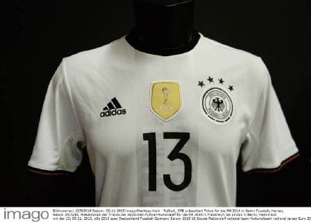 Fußball, DFB präsentiert Trikot für die EM 2016 in Berlin Fussball, Herren, Saison 2015 16, Präsentation der Trikots der deutschen Fußball-Nationalelf für die EM 2016 in Frankreich bei adidas in Berlin, Heimtrikot mit der 13, 09.11. 2015,