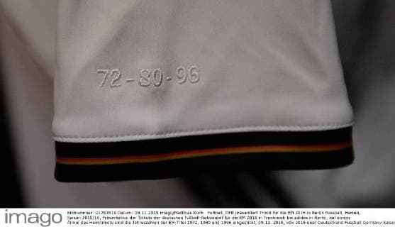Fußball, DFB präsentiert Trikot für die EM 2016 in Berlin Fussball, Herren, Saison 2015 16, Präsentation der Trikots der deutschen Fußball-Nationalelf für die EM 2016 in Frankreich bei adidas in Berlin, auf einem Ärmel des Heimtrikots sind die Jahreszahlen der EM-Titel 1972, 1980 und 1996 eingestickt, 09.11. 2015,