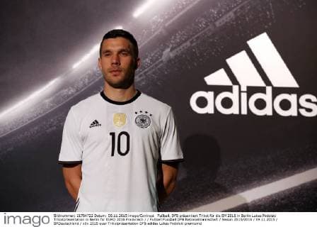 Fußball, DFB präsentiert Trikot für die EM 2016 in Berlin Lukas Podolski Trikotpräsentation in Berlin für EURO 2016 Frankreich Fußball Fussball DFB Nationalmannschaft Saison 2015 2016 09.11.2015 BRDeutschland