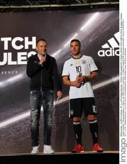 Fußball, DFB präsentiert Trikot für die EM 2016 in Berlin Oliver Brüggen (adidas), Lukas Podolski Trikotpräsentation in Berlin für EURO 2016 Frankreich Fußball Fussball DFB Nationalmannschaft Saison 2015 2016 09.11.2015 BRDeutschland