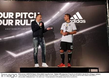 Fußball, DFB präsentiert Trikot für die EM 2016 in Berlin Oliver Brüggen (adidas), Lukas Podolski Trikotpräsentation in Berlin für EURO 2016 Frankreich Fußball Fussball DFB Nationalmannschaft Saison 2015 2016 09.11.2015 BRDeutschland