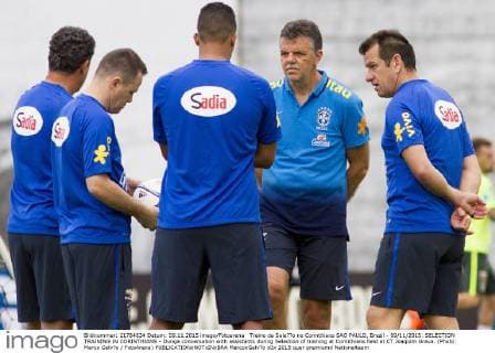 Treino da Sele??o no Corinthians SAO PAULO, Brazil - 09 11 2015: SELECTION TRAINING IN CORINTHIANS - Dunga conversation with assistants during Selection of training at Corinthians held at CT Joaquim Grava. (Photo: Marco Galv?o FotoArena)  MarcoxGalv?o