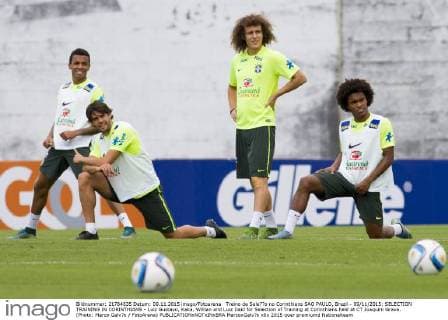 Treino da Sele??o no Corinthians SAO PAULO, Brazil - 09 11 2015: SELECTION TRAINING IN CORINTHIANS - Luiz Gustavo, Kaka, Willian and Luiz Daid for Selection of Training at Corinthians held at CT Joaquim Grava. (Photo: Marco Galv?o FotoArena)  MarcoxGalv?o