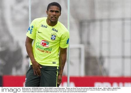 Treino da Sele??o no Corinthians SAO PAULO, Brazil - 09 11 2015: SELECTION TRAINING IN CORINTHIANS - Douglas Costa during Selection of training at Corinthians held at CT Joaquim Grava. (Photo: Marco Galv?o FotoArena)  MarcoxGalv?o