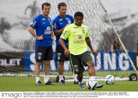 Treino da Sele??o no Corinthians SAO PAULO, Brazil - 09 11 2015: SELECTION TRAINING IN CORINTHIANS - Dunga observes Douglas Costa during Selection of training at Corinthians held at CT Joaquim Grava. (Photo: Marco Galv?o FotoArena)  MarcoxGalv?o