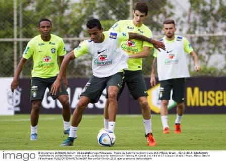 Treino da Sele??o no Corinthians SAO PAULO, Brazil - 09 11 2015: SELECTION TRAINING IN CORINTHIANS - Oscar brand Luiz Gustavo for Selection of Training at Corinthians held at CT Joaquim Grava. (Photo: Marco Galv?o FotoArena)  MarcoxGalv?o