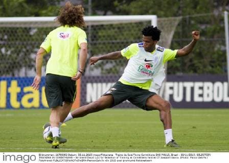 Treino da Sele??o no Corinthians SAO PAULO, Brazil - 09 11 2015: SELECTION TRAINING IN CORINTHIANS - Gil brand David Luiz for Selection of Training at Corinthians held at CT Joaquim Grava. (Photo: Marco Galv?o FotoArena)  MarcoxGalv?o