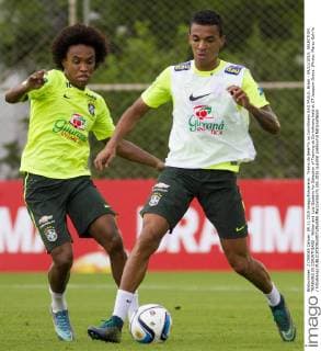 Treino da Sele??o no Corinthians SAO PAULO, Brazil - 09 11 2015: SELECTION TRAINING IN CORINTHIANS - Willian and Luiz Gustavo for Selection of Training at Corinthians held at CT Joaquim Grava. (Photo: Marco Galv?o FotoArena)  MarcoxGalv?o