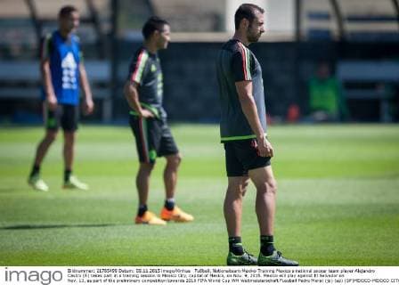 Fußball, Nationalteam Mexiko Training Mexico s national soccer team player Alejandro Castro (R) takes part in a training session in Mexico City, capital of Mexico, on Nov. 9, 2015. Mexico will play against El Salvador on Nov. 13, as part of the preliminary competition towards 2018 FIFA World Cup WM Weltmeisterschaft Fussball Pedro Mera) (jp) (sp) (SP)MEXICO-MEXICO CITY-SOCCER national team Nationalteam e PedroxMera 