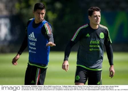 Fußball, Nationalteam Mexiko Training Mexico s national soccer team players Javier Hernandez (R) and Hugo Ayala take part in a training session in Mexico City, capital of Mexico, on Nov. 9, 2015. Mexico will play against El Salvador on Nov. 13, as part of the preliminary competition towards 2018 FIFA World Cup WM Weltmeisterschaft Fussball Pedro Mera) (jp) (sp) (SP)MEXICO-MEXICO CITY-SOCCER national team Nationalteam e PedroxMera 